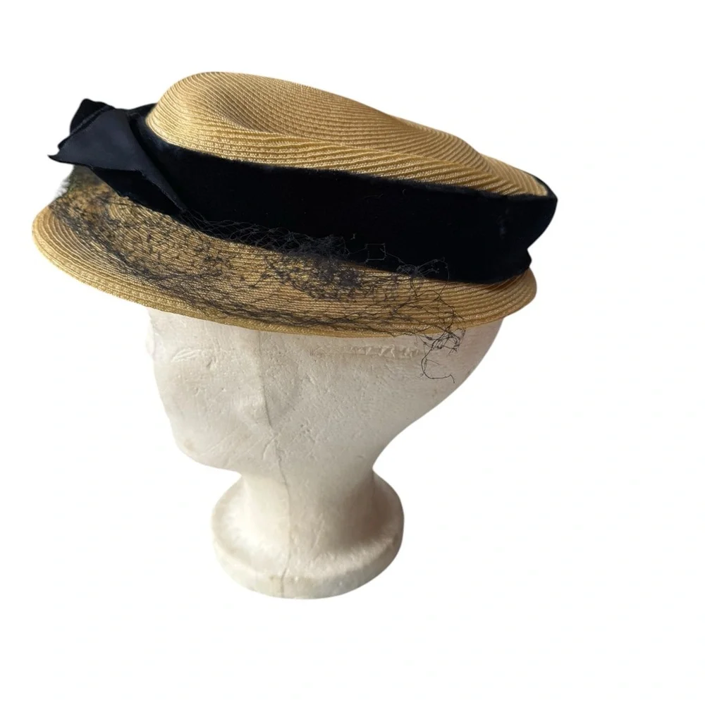 1940s Straw Hat w/Velvet‎ Ribbon & Netting - Picture 3 of 6